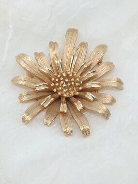 Vintage Crown Trifari Brushed Gold Layered Daisy Floral Pin Brooch Signed